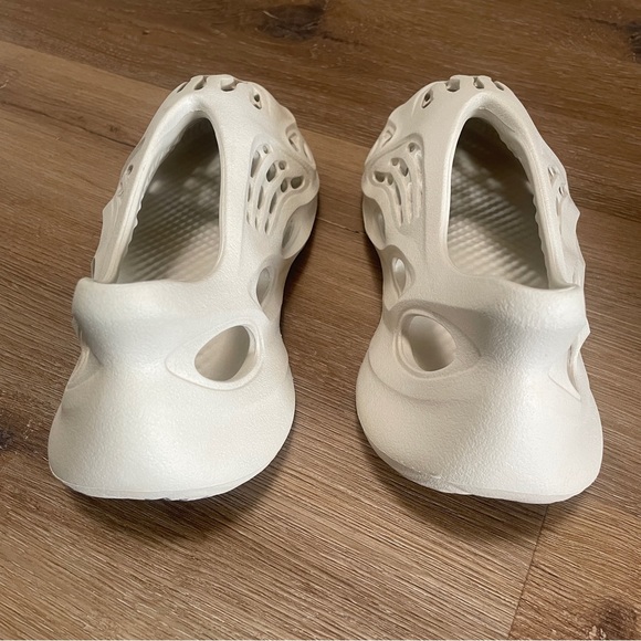Adidas Yeezy Foam Runner Ararat, Color: Stone Salt, Size 6 - Picture 4 of 5